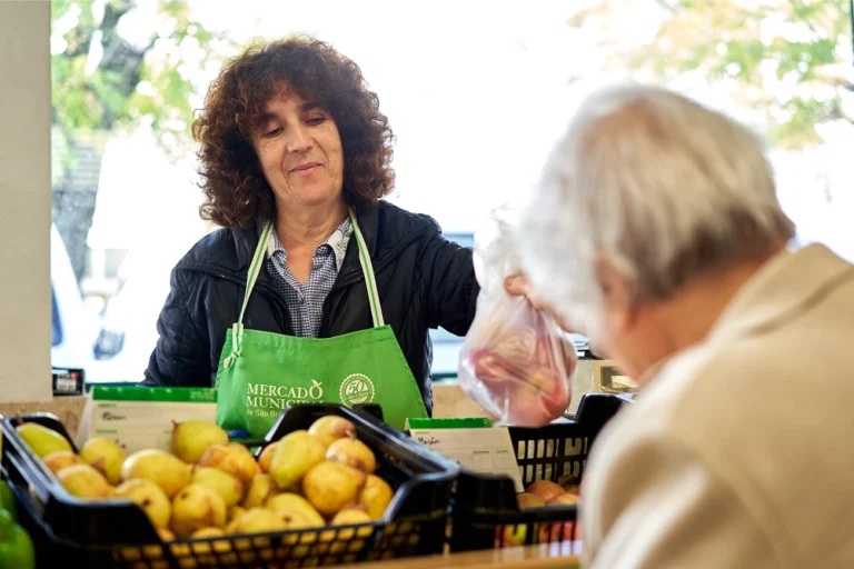 Vendedor do mercado de São Brás de Alportel a entregar os seus produtos a um cliente